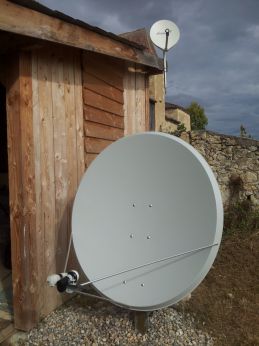 Grande parabole 1,35 m pour recevoir Nilesat (chaines arabes) et Ab3 (TNT par satelite), petite parabole 55 cm pour Hotbird (chaines européennes et arabes).
